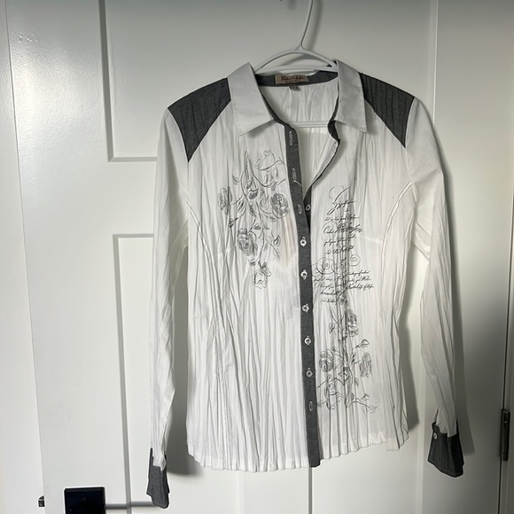 Beautiful blouse never worn. Made in Spain Size es44 - Picture 1 of 3